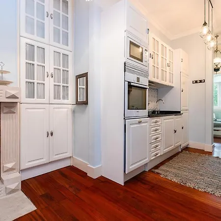 Charming 3 Bedroom Apartment At Anjos 리스본